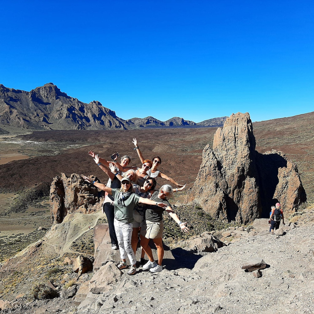 Gruppe von Menschen posiert auf einem Wanderweg im Teide-Nationalpark, Teneriffa.