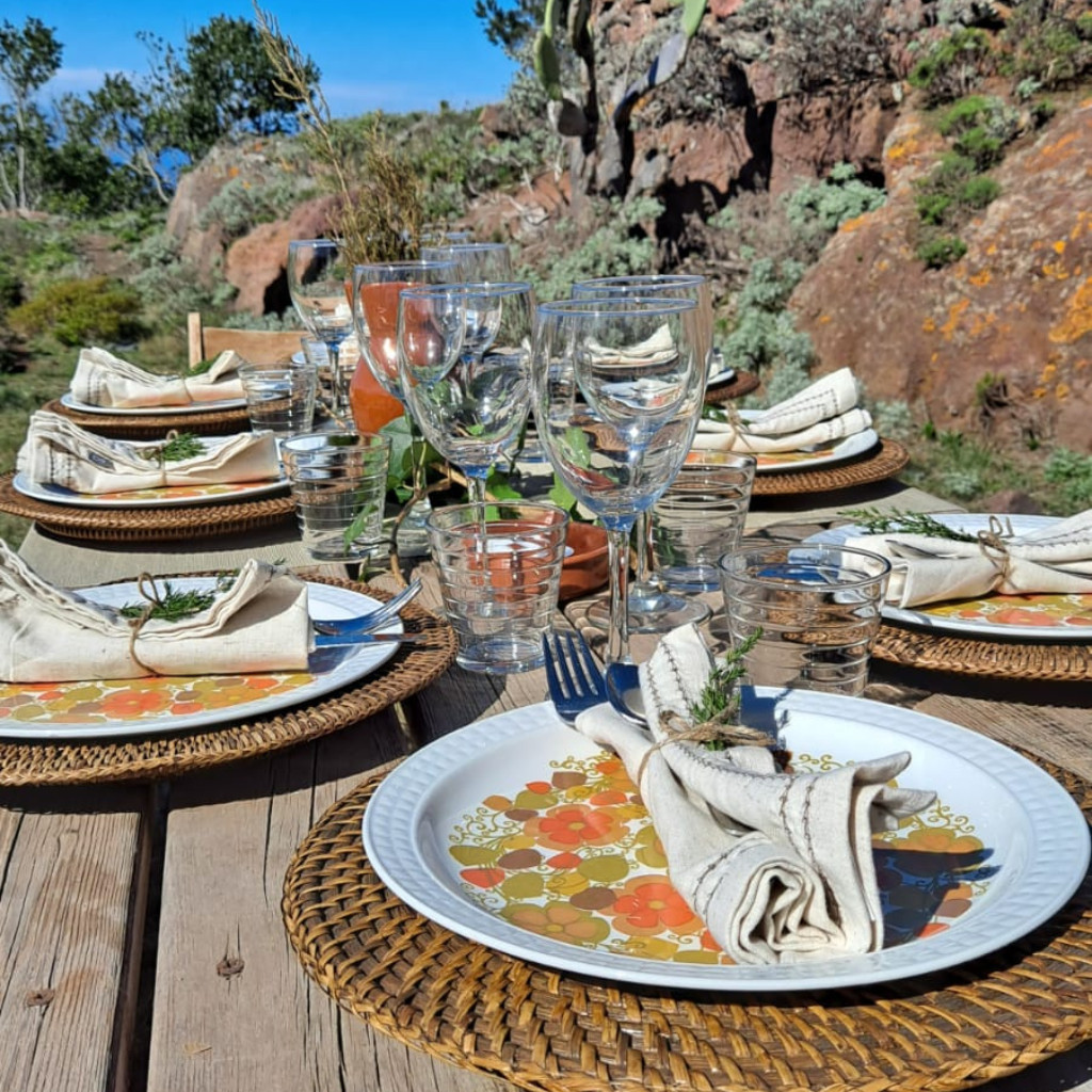 Gartentisch mit dekorativen Tellern und Gläsern auf Teneriffa.