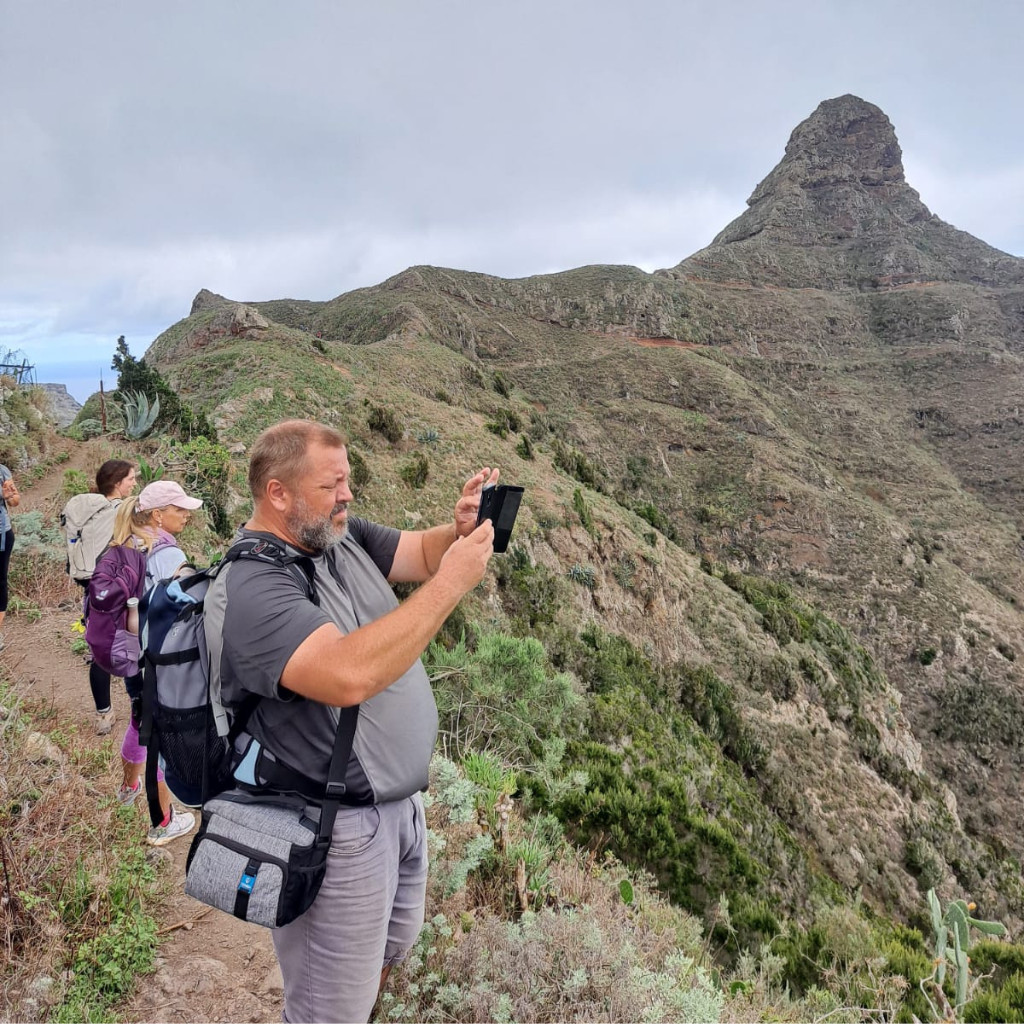 Menschen spazieren auf einem Pfad in Teneriffa vor dem Hintergrund der Berge.