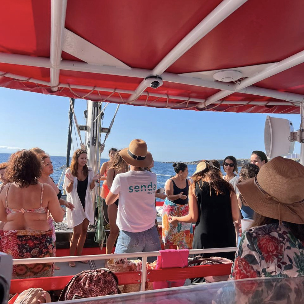 Menschen unterhalten sich auf einem Boot auf offener See in der Nähe von Teneriffa.