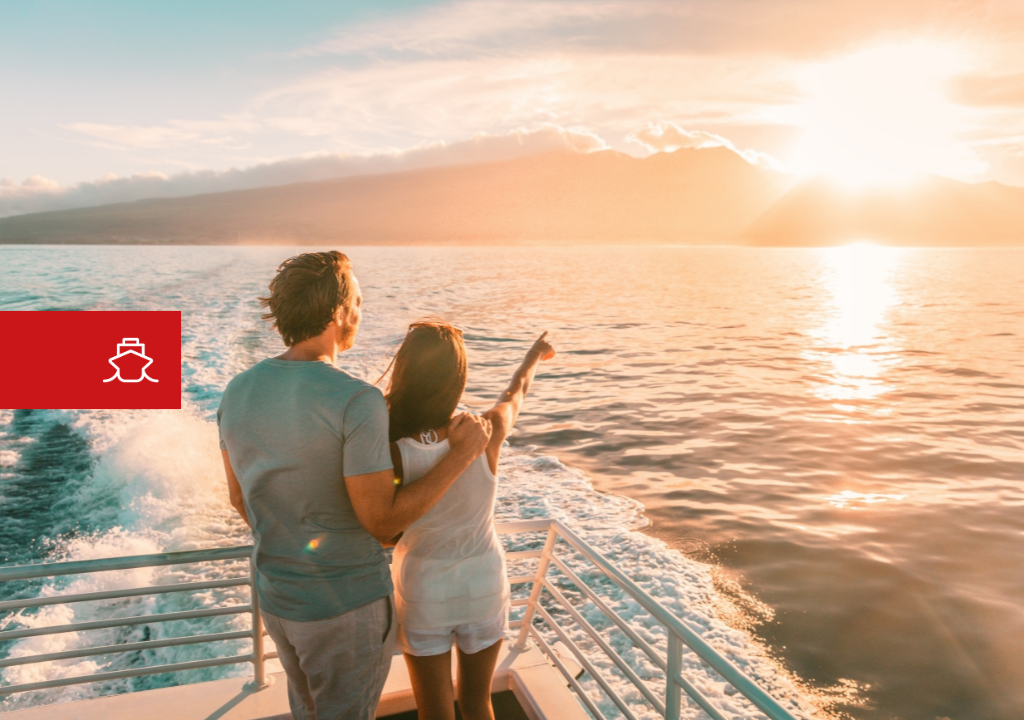 Paar, das den Sonnenuntergang von einem Boot auf Teneriffa genießt.