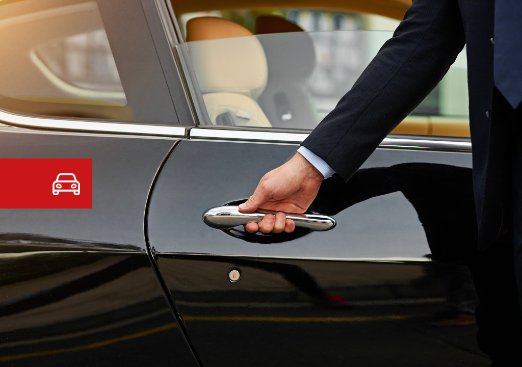 Hand, die die Tür eines schwarzen Autos auf Teneriffa öffnet. Rotes Autosymbol sichtbar.