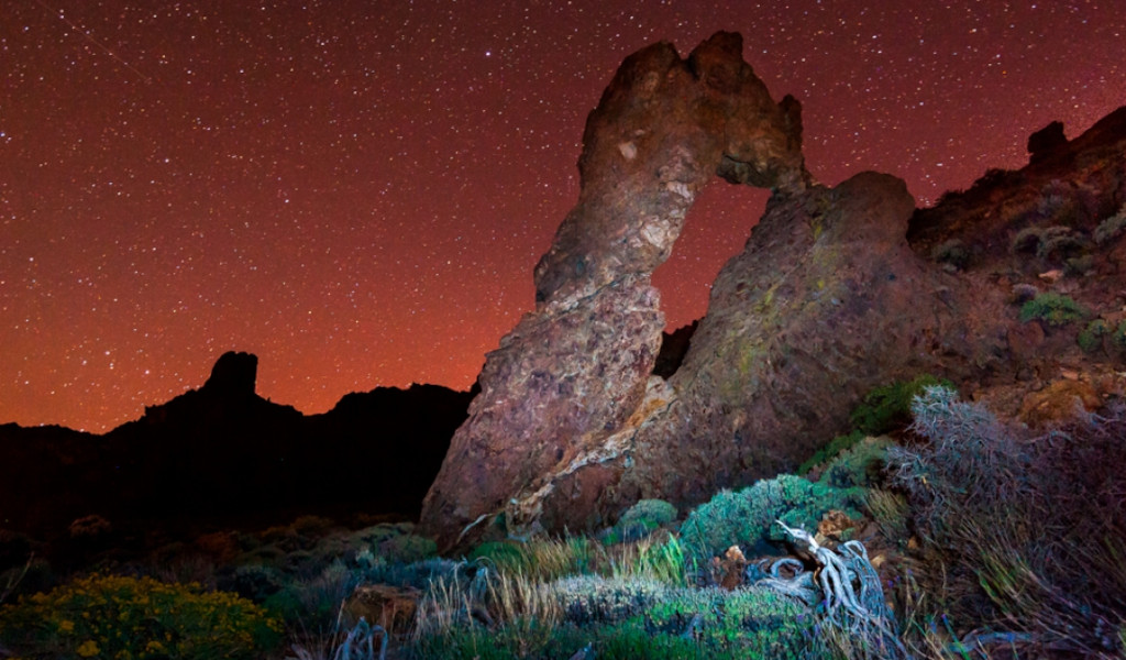 Bogenförmiger Felsen unter einem sternenklaren Himmel im Nationalpark Teide, Teneriffa.