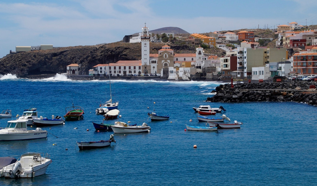 Hafen mit Booten vor der Basilika von Candelaria, Teneriffa.