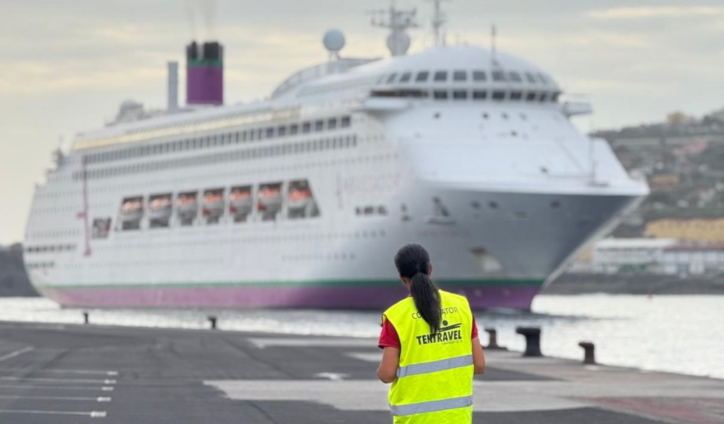 Person, die ein Kreuzfahrtschiff beobachtet, das im Hafen von Teneriffa festgemacht wurde. Vest sagt Koordinator Tentravel.