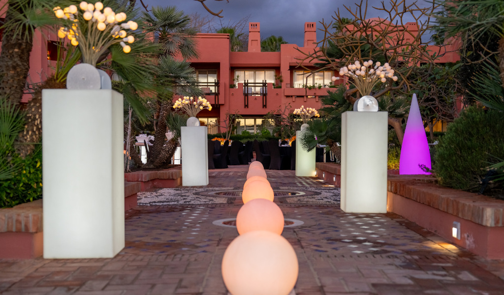 Beleuchteter Eingang bei Sonnenuntergang mit Pflanzen und Lichtern in einem Hotel auf Teneriffa.
