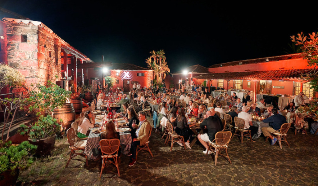 Menschen, die nachts im Freien auf einer Finca auf Teneriffa essen.