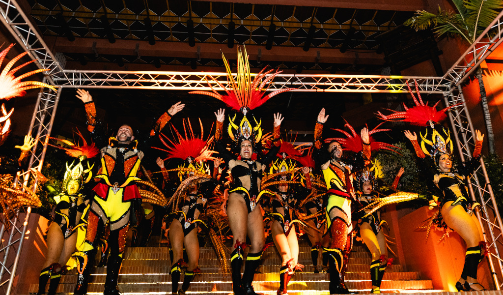 Menschen, die beim Karneval auf Teneriffa in bunten Kostümen tanzen.