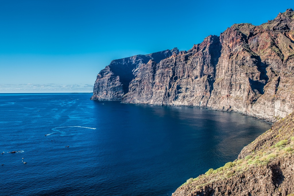 Los Gigantes-Klippen auf Teneriffa, neben dem blauen Ozean.