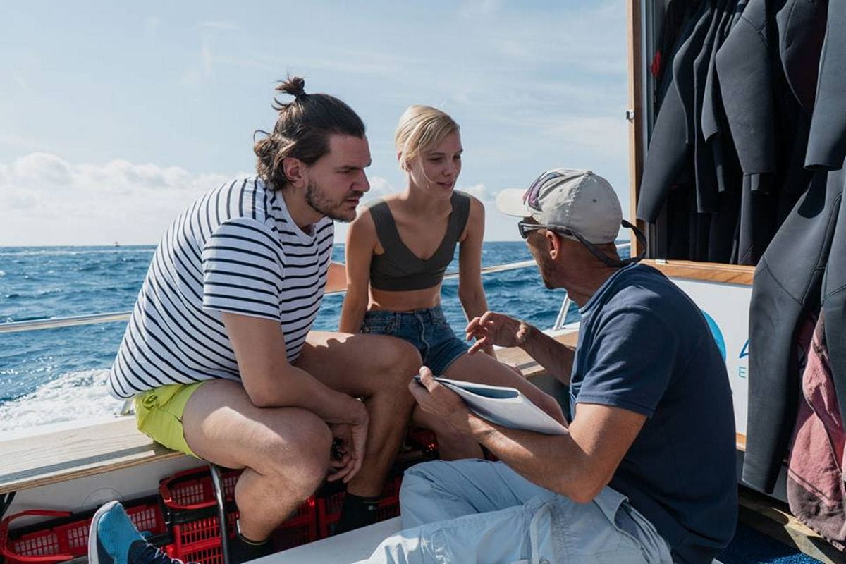 Menschen, die auf einem Boot vor der Küste von Teneriffa plaudern.