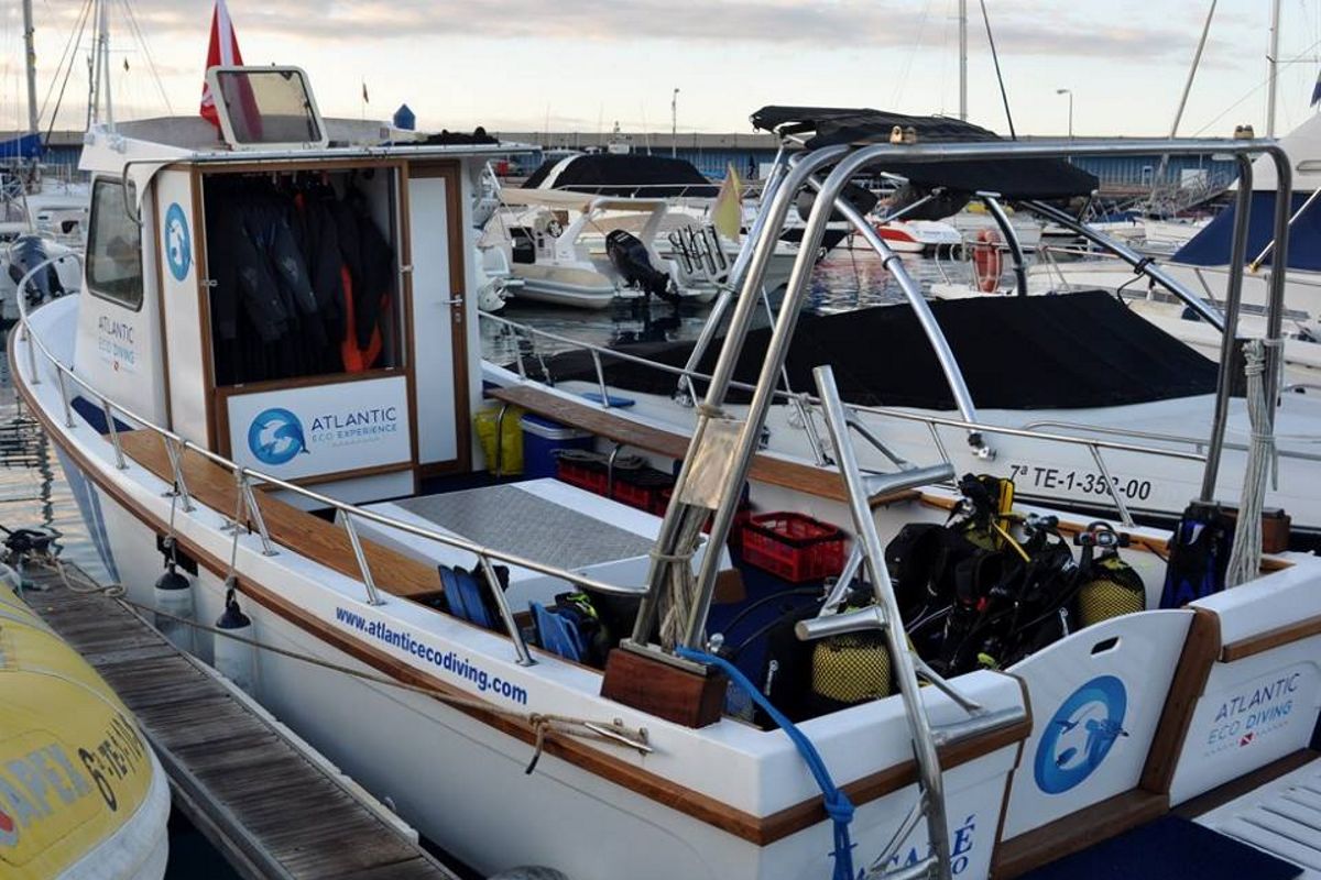 Tauchboot mit Atlantic Eco Diving-Ausrüstung im Hafen von Teneriffa.