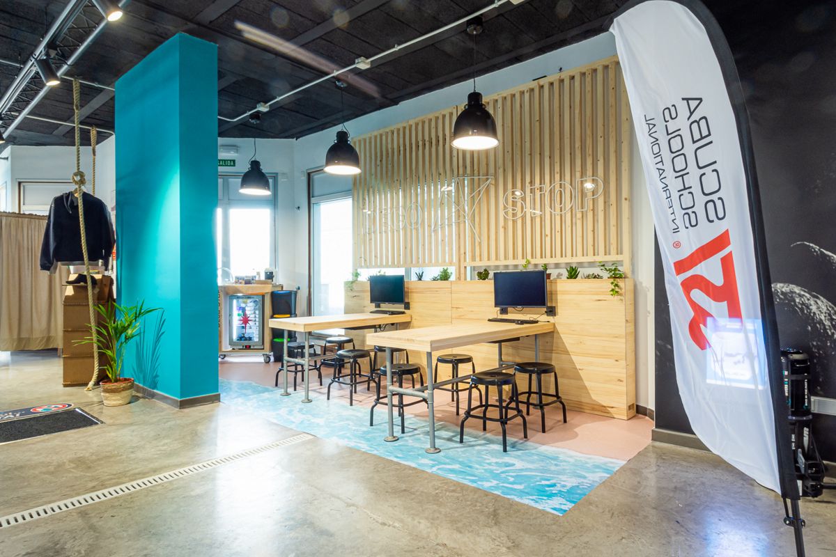 Arbeitsbereich mit Computern und Schreibtischen in einem modernen Büro auf Teneriffa.