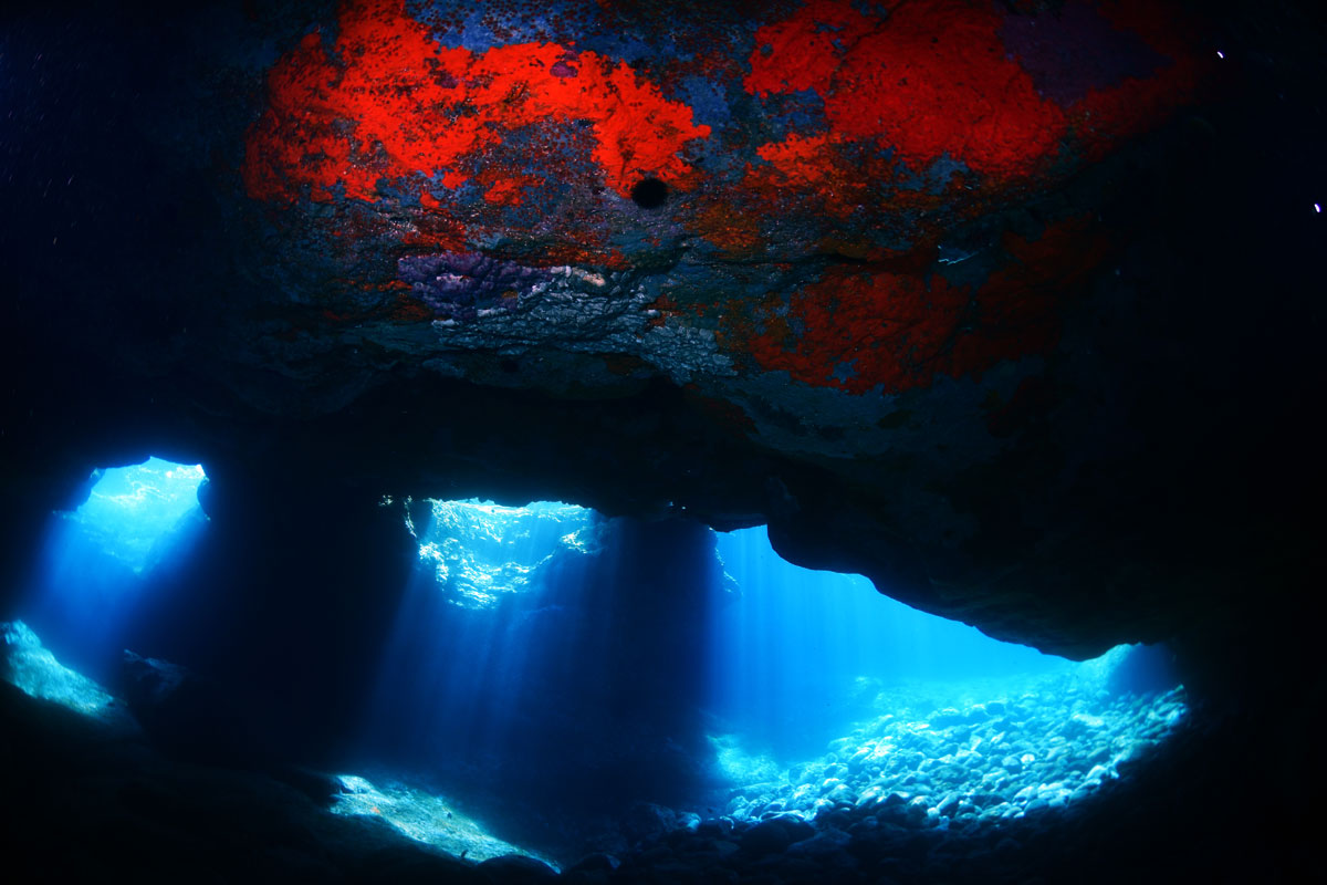 Unterwasserhöhle, die von Sonnenlicht auf Teneriffa erleuchtet wird.