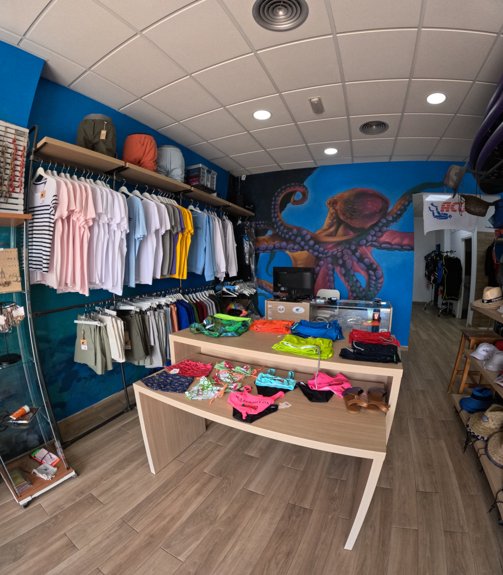 Bekleidungsgeschäft mit T-Shirts und Hosen auf Teneriffa.