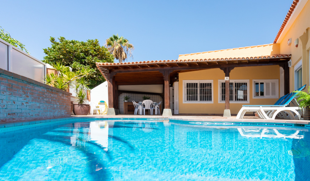 Freibad in einem Haus mit Terrasse auf Teneriffa.