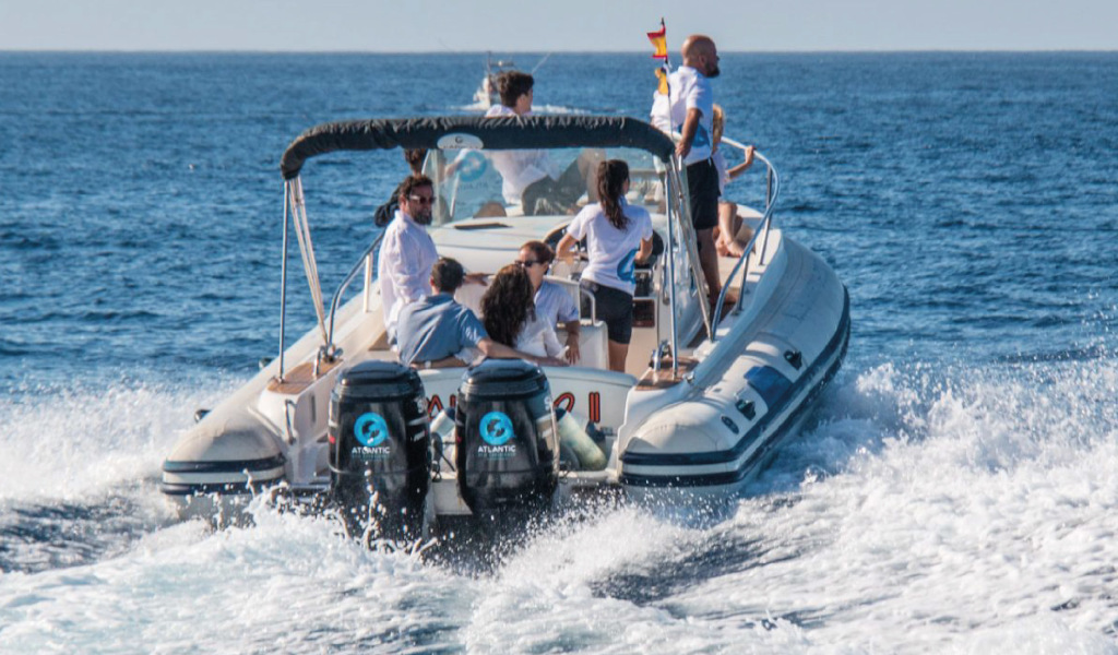 Menschen, die auf dem Meer bei Teneriffa Boot fahren.