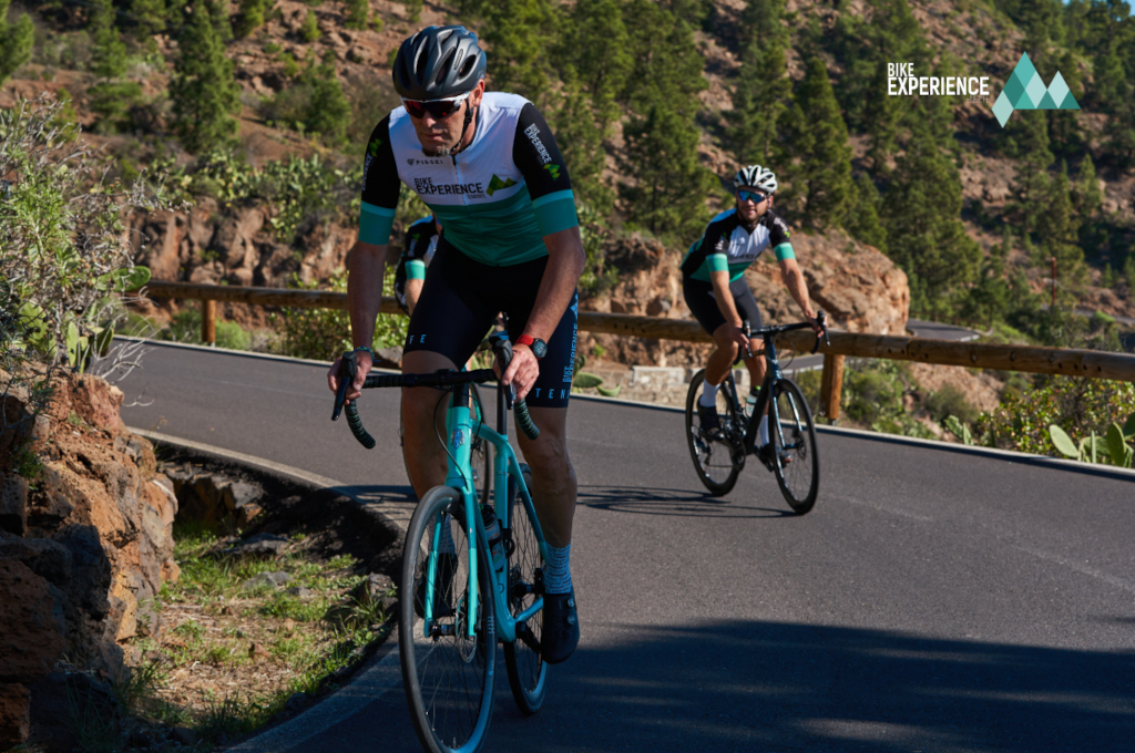 Radfahrer auf Bergstraßen auf Teneriffa, Waldlandschaft im Hintergrund.