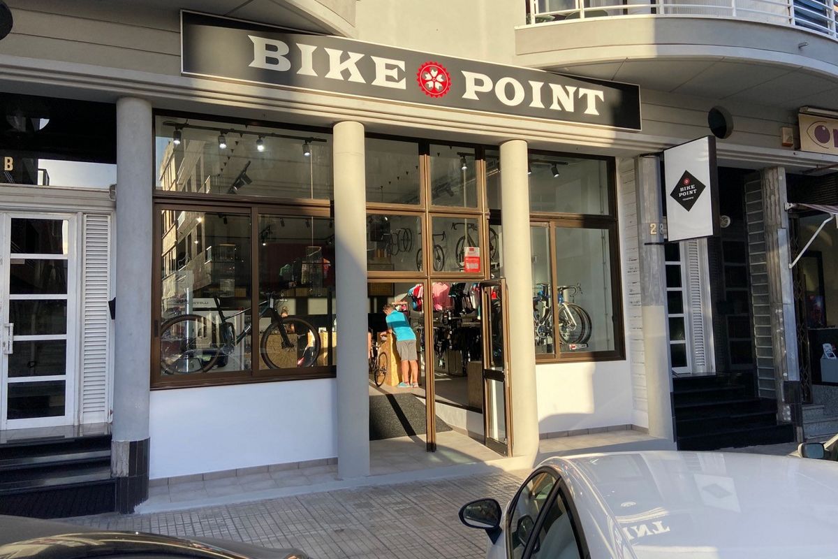 Bike Point Shop auf Teneriffa mit Fahrrädern im Schaufenster.