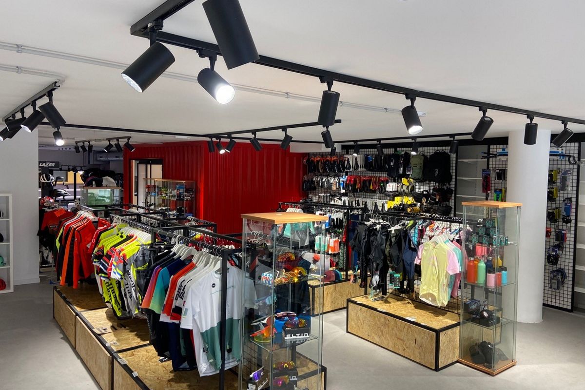 Sportbekleidungs- und Accessoire-Geschäft auf Teneriffa mit Spotlight-Beleuchtung.