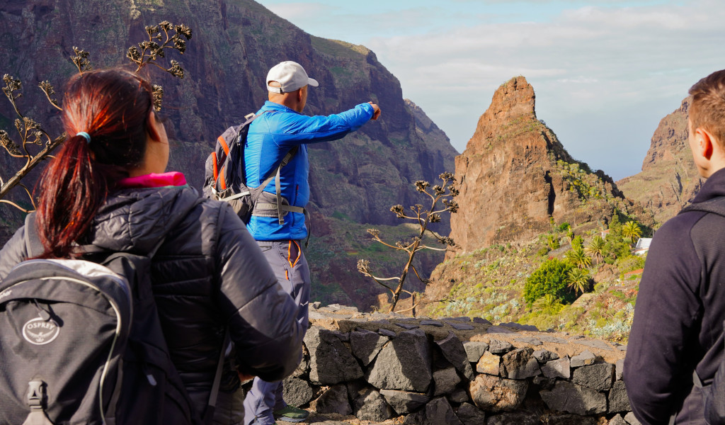 Wanderer beobachten die bergige Landschaft in Masca, Teneriffa.