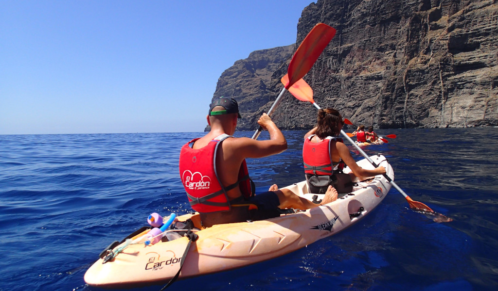 Menschen, die mit einem Kajak in der Nähe der Klippen von Los Gigantes, Teneriffa, paddeln.