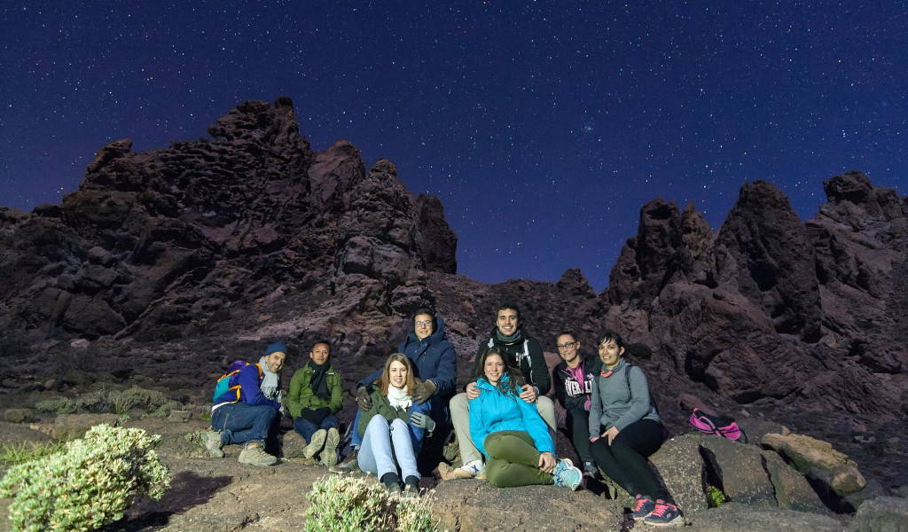 Gruppe von Menschen unter Sternen im Nationalpark Teide, Teneriffa.