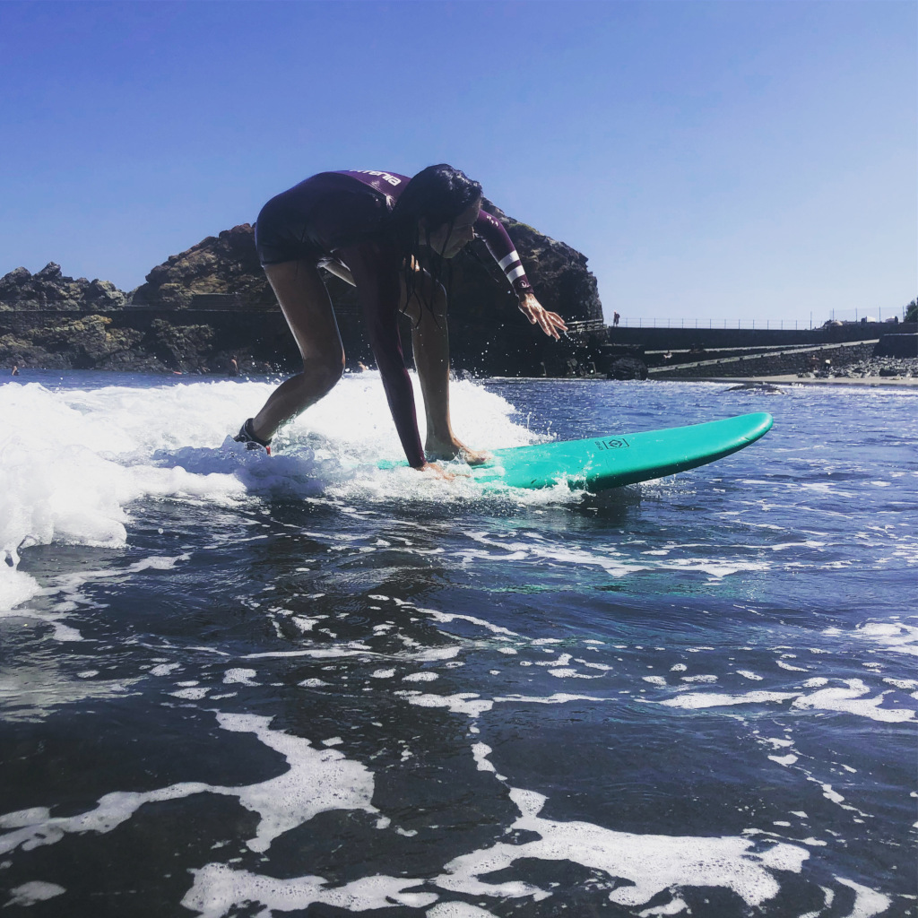 Surfer auf einem Greenboard auf einer Welle vor der Küste von Garachico, Teneriffa.