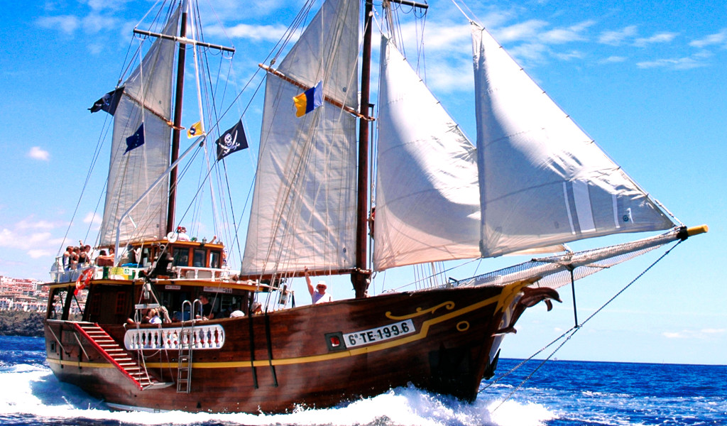 Segelboot segelt an einem sonnigen Tag vor der Küste Teneriffas.