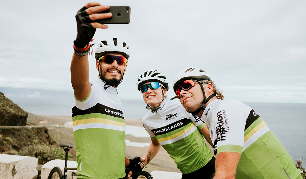 Radfahrer, die ein Selfie auf einer Bergstraße auf Teneriffa machen.