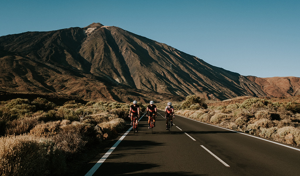 Radfahrer auf der Straße zum Teide auf Teneriffa, mit dem Berg im Hintergrund.