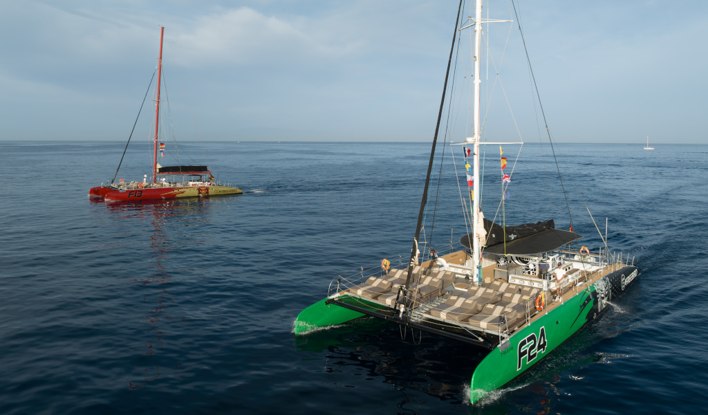 Katamarane F13 und F24 segeln im Meer nahe Teneriffa.