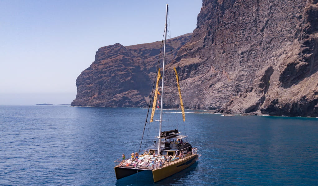 Katamaran-Segeln in der Nähe der Klippen von Los Gigantes auf Teneriffa.