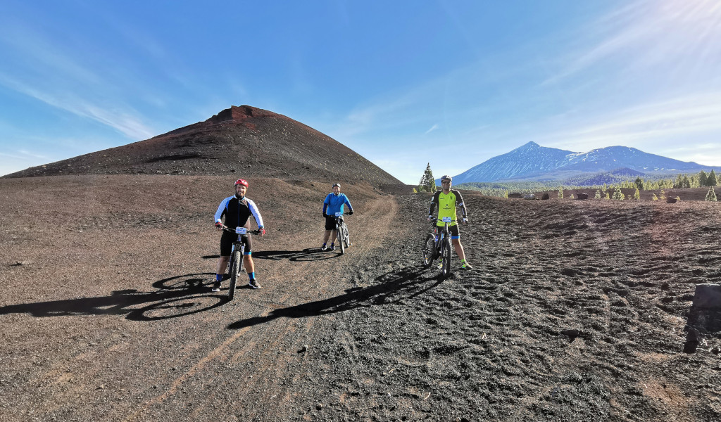 Radfahrer in einer vulkanischen Landschaft nahe dem Monte Teide auf Teneriffa.