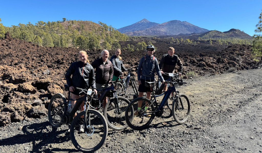 Radfahrer auf einem Vulkanweg mit dem Teide im Hintergrund auf Teneriffa.