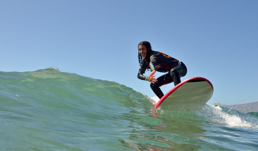 Surfer, der auf einer Welle in den Gewässern von Teneriffa reitet.