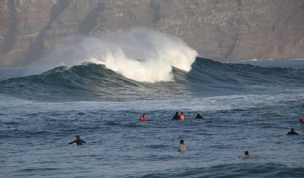 Surfer warten auf eine große Welle in Garachico, Teneriffa.