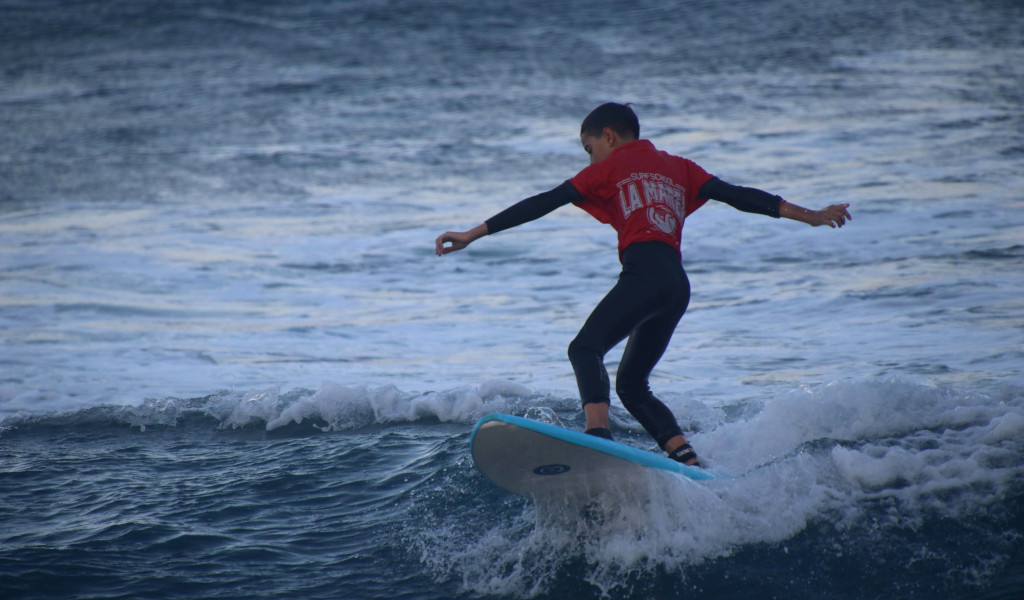 Surfer in Aktion auf einer Welle in La Marea, Teneriffa.