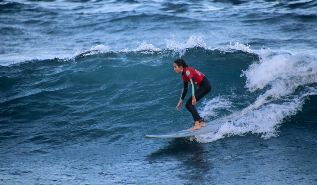 Surfer, der auf einer Welle auf Teneriffa reitet.