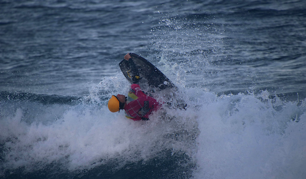 Surfer, der Akrobatik im Wasser auf Teneriffa macht.