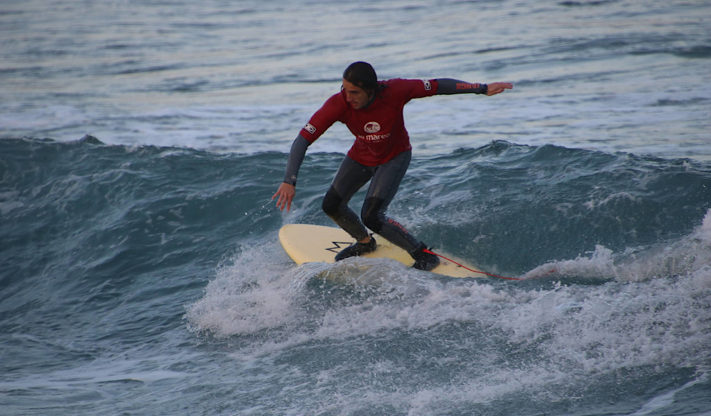 Surfer auf einer Welle vor der Küste von Teneriffa.