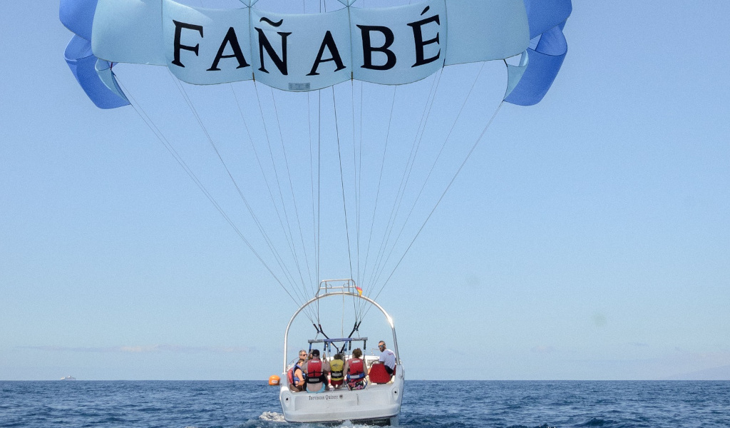 Menschen, die in Fañabé, Teneriffa, über das Meer parasailen.