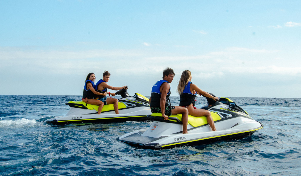 Menschen, die Jetskis im Meer bei Teneriffa fahren.