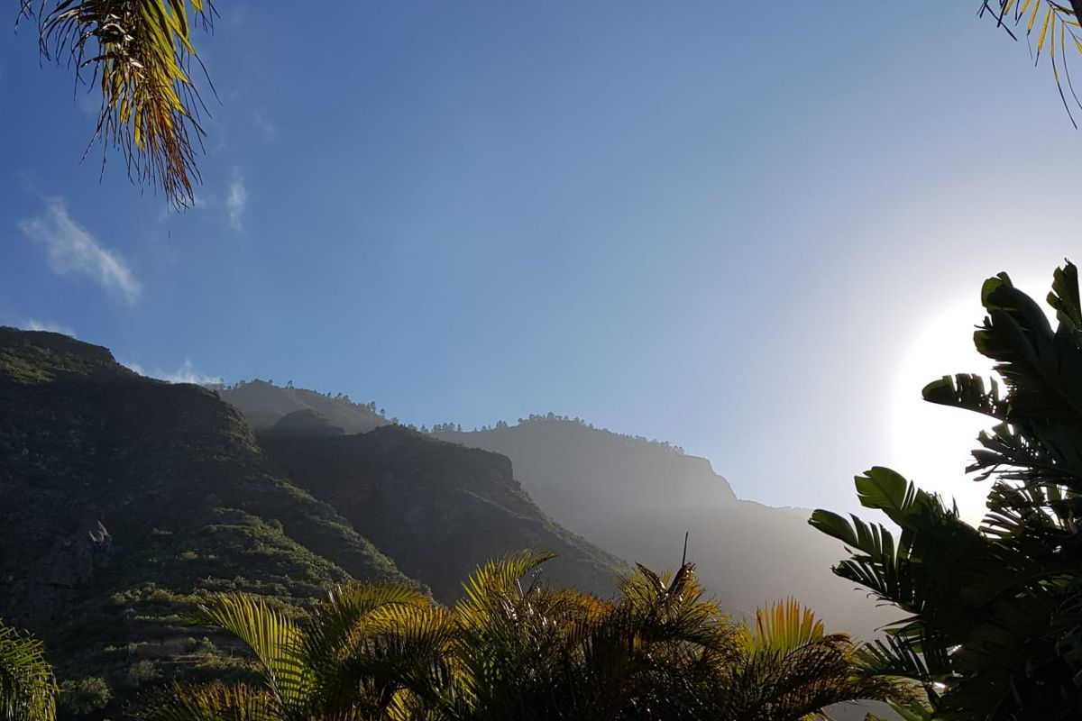 Berge, die von der Sonne bei Sonnenaufgang auf Teneriffa erleuchtet werden.