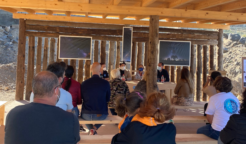 Menschen, die an einer Konferenz an einem Outdoor-Ort auf Teneriffa teilnehmen.