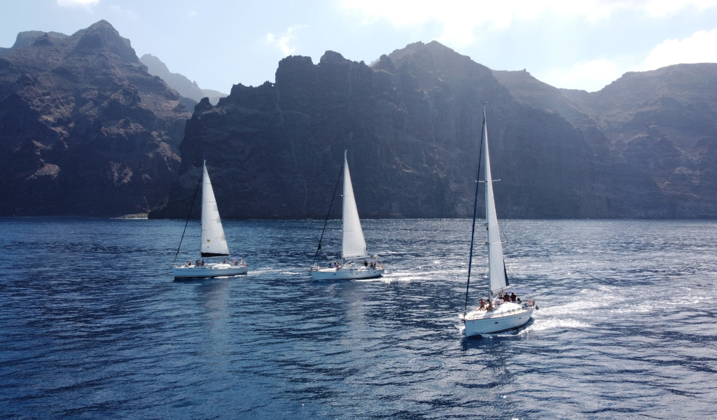 Segelboote, die in der Nähe der Klippen von Los Gigantes auf Teneriffa segeln.