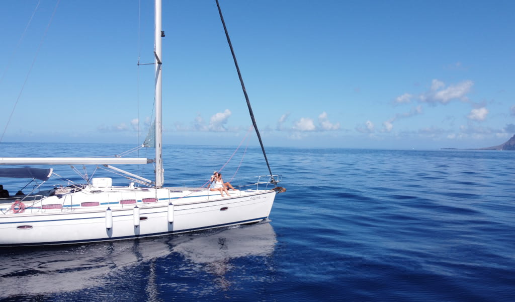 Segelboot, das unter klarem Himmel in den Gewässern von Teneriffa segelt.