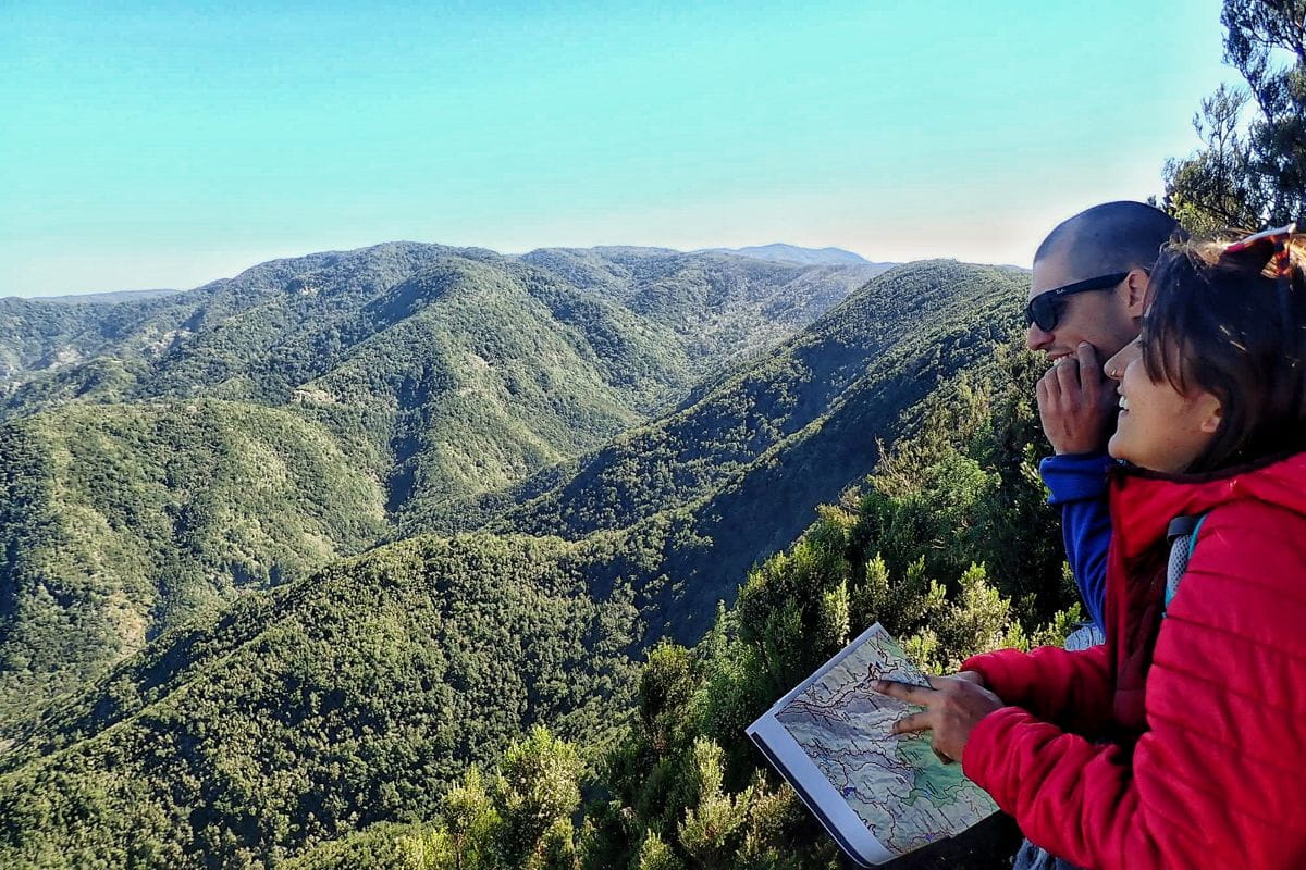 Zwei Personen betrachten eine Karte auf dem Berg Anaga, Teneriffa.