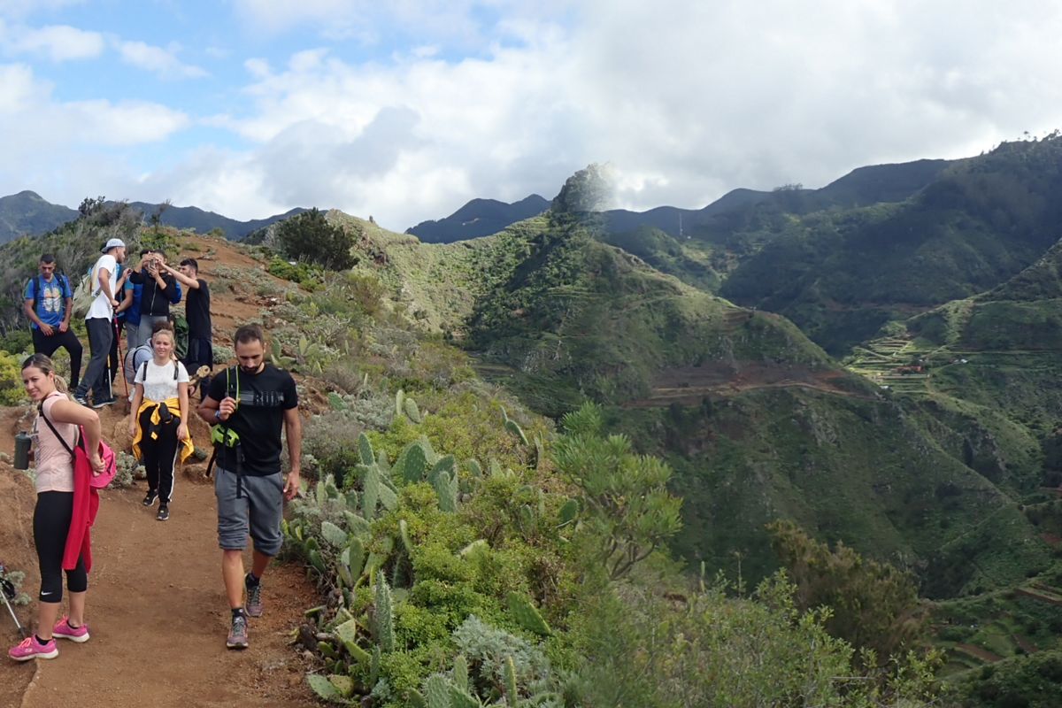 Wanderweg mit Menschen im Anaga Rural Park, Teneriffa. Berge im Hintergrund.