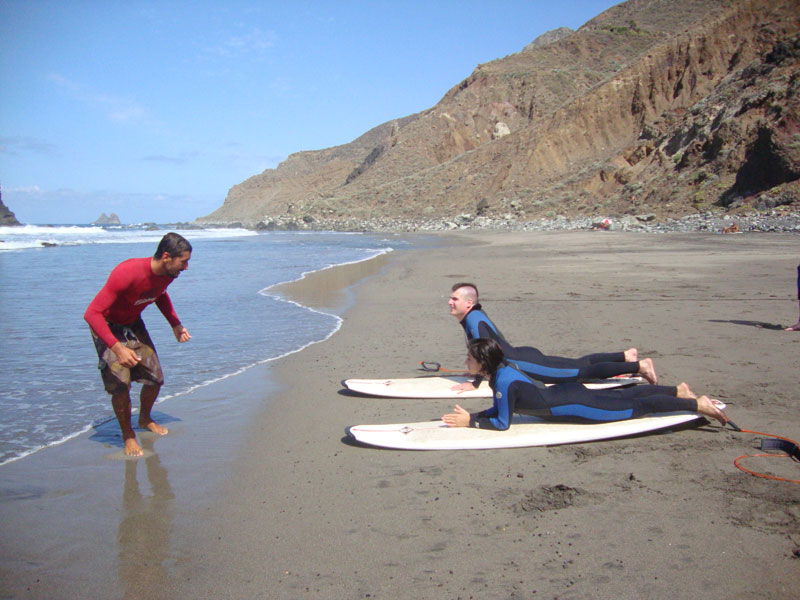 Surfunterricht in Playa de Benijo, Teneriffa.