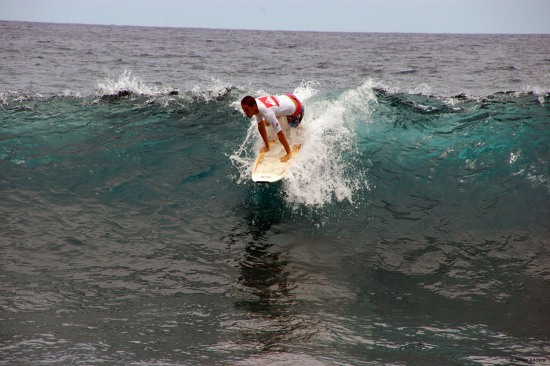 Surfer, der auf einer Welle auf Teneriffa reitet.